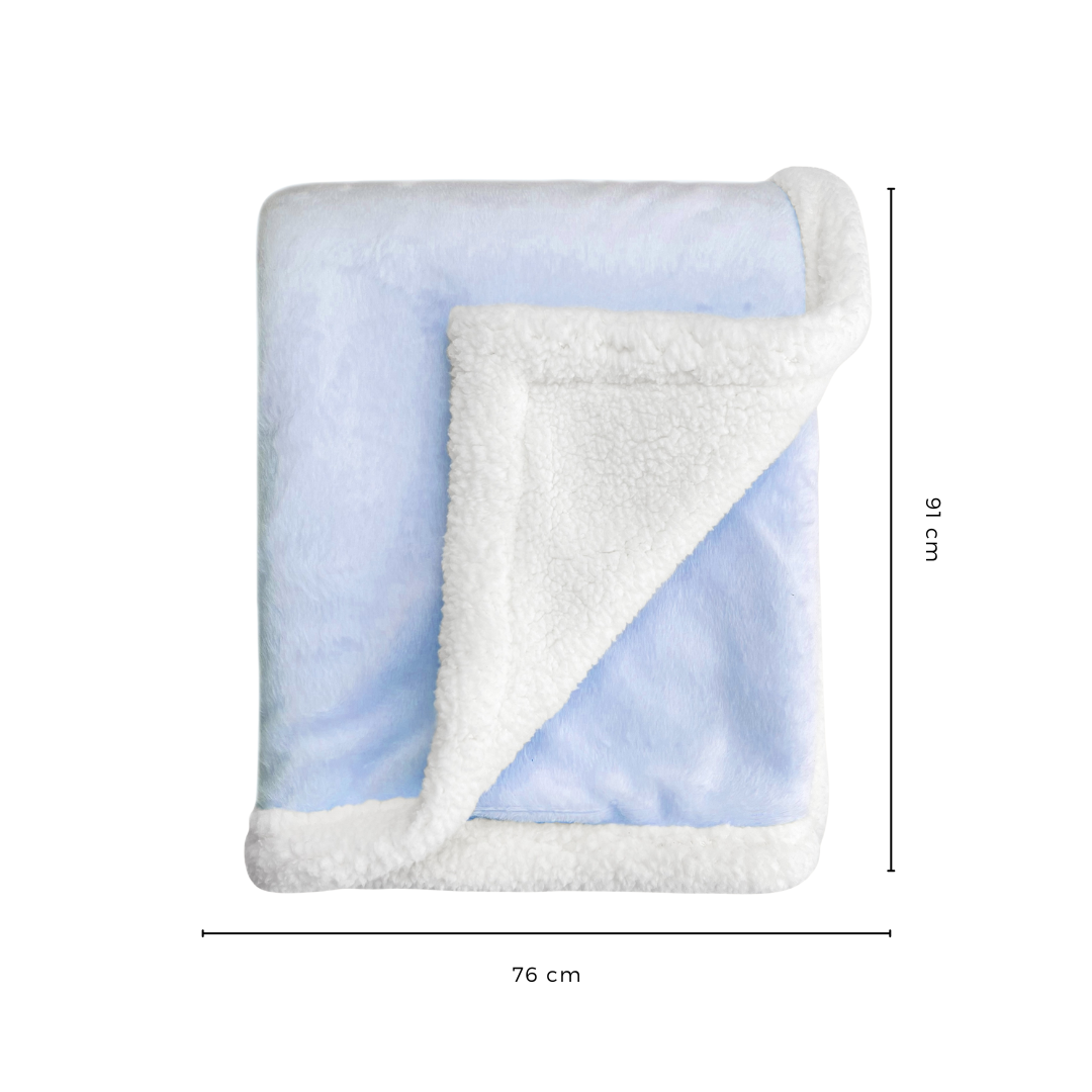 Blue baby blanket measuring 76 x 91 cm, ideal size for infants, newborns, and toddlers.