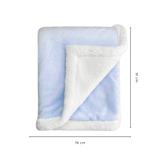Blue baby blanket measuring 76 x 91 cm, ideal size for infants, newborns, and toddlers.
